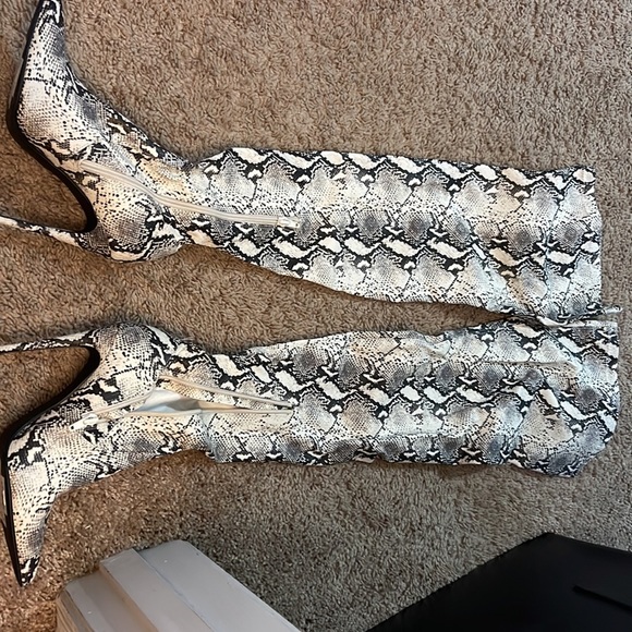Steve Madden thigh high boots snake print - Picture 2 of 4